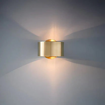 Alecta Golden Minimalist Wall Lamp