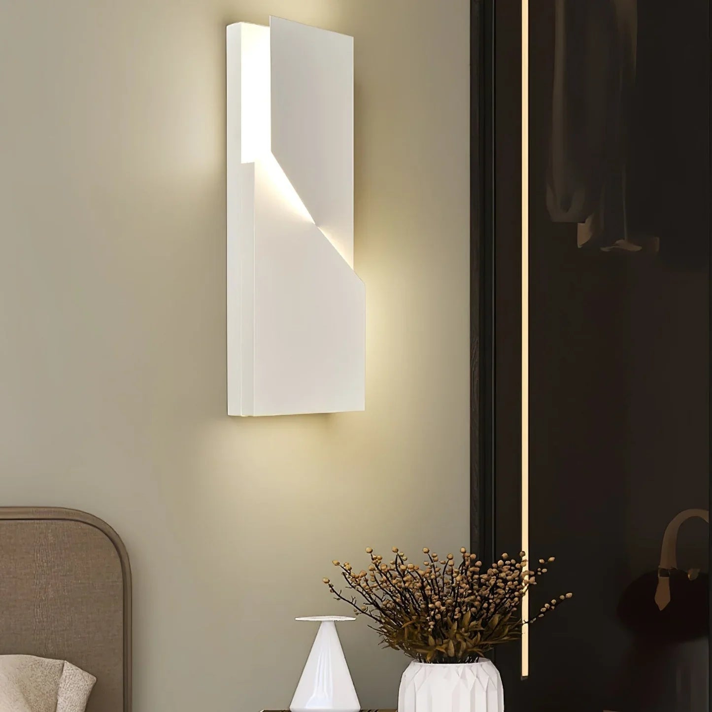Isara Minimalist Aluminum Wall Lamp