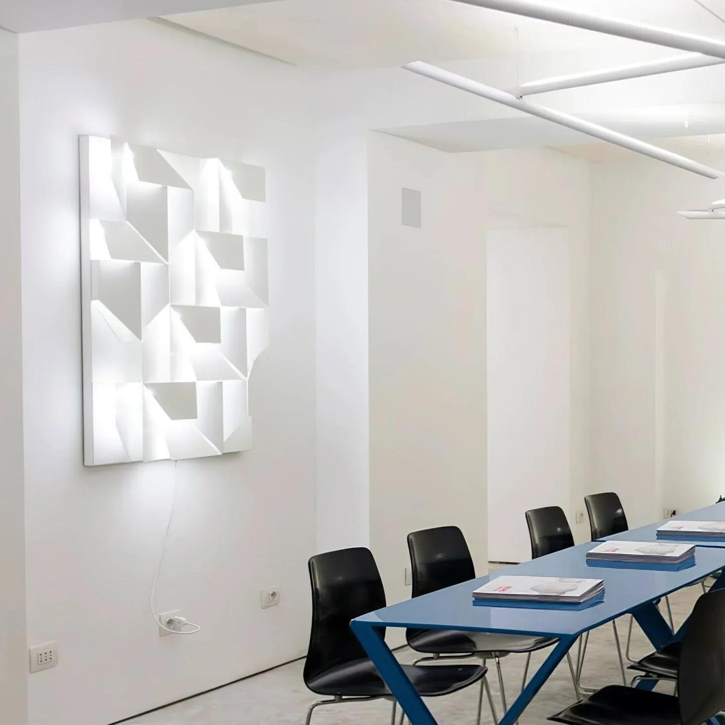 Isara Minimalist Aluminum Wall Lamp